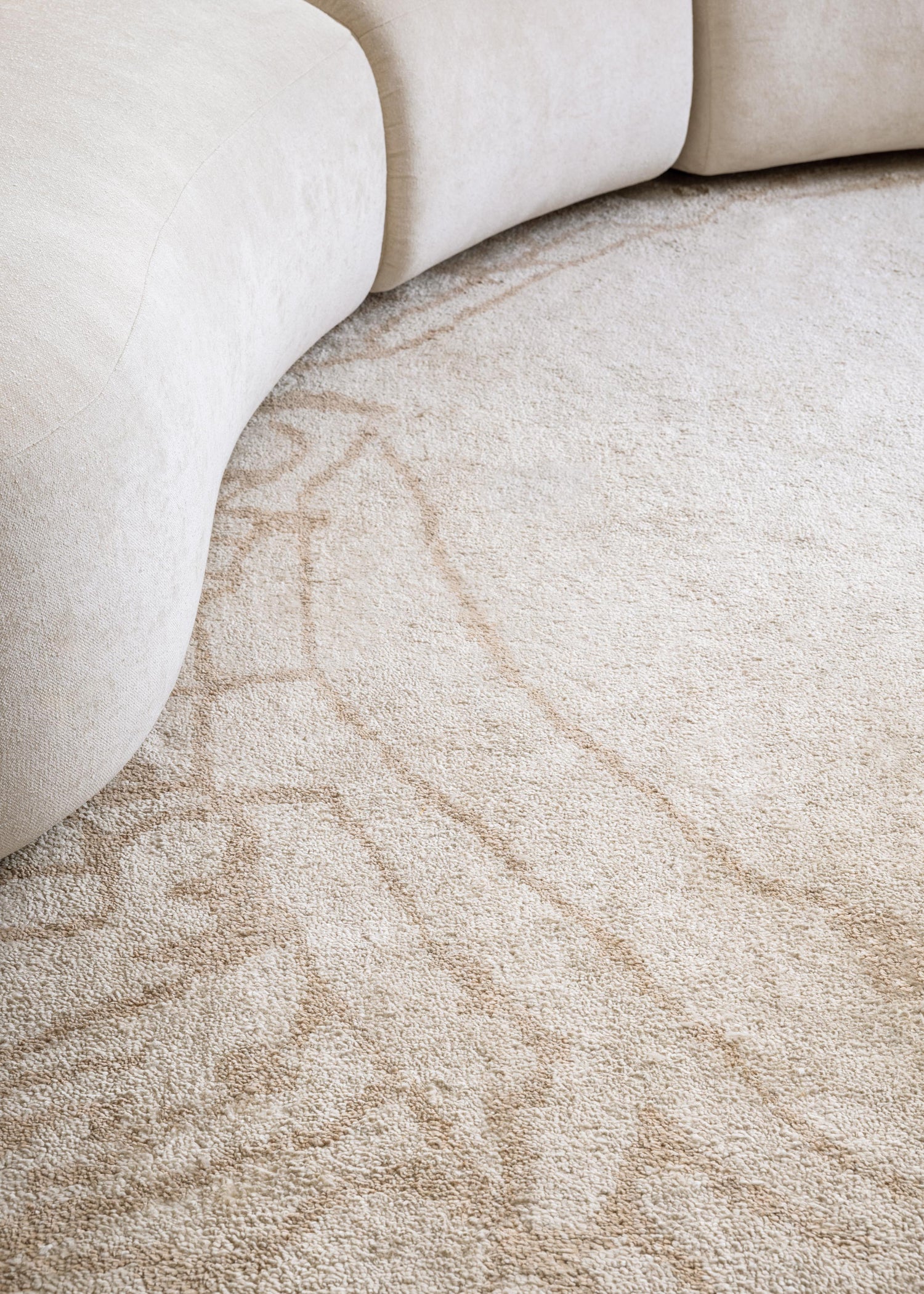 Alfombra NEO de nudo a mano en seda de bambú, diseño redondo con base beige y patrón en tono piedra